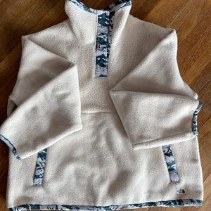 The North Face Women's Liberty Cragmont Fleece 1/4 Zip Top is a fleece pullover